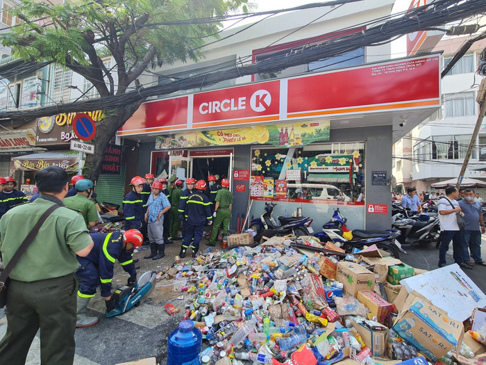 Nạn nhân tử vong trong vụ sập cửa hàng Circle K ở TP HCM là nữ sinh lớp 9, hé lộ nguyên nhân gây sập Ảnh 1