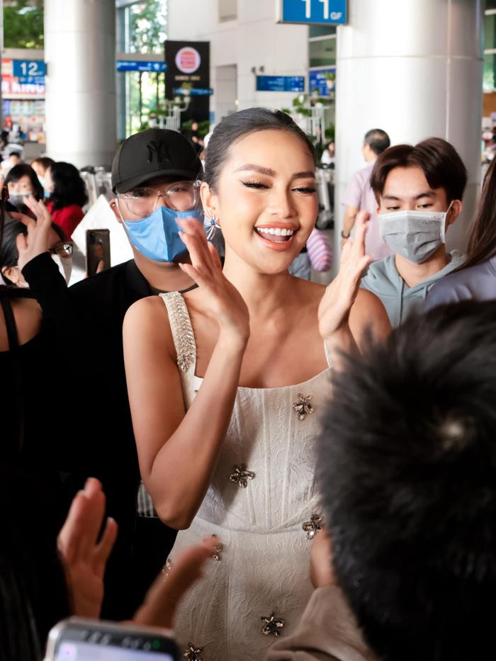 Vừa về Việt Nam, Ngọc Châu được fan vây kín hát vang ca khúc ý nghĩa hậu Miss Universe 2022 Ảnh 2