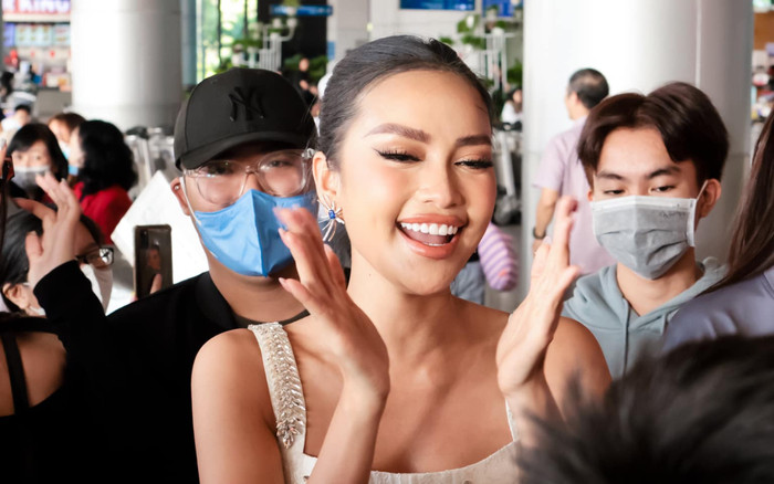 Vừa về Việt Nam, Ngọc Châu được fan vây kín hát vang ca khúc ý nghĩa hậu Miss Universe 2022 Ảnh 2