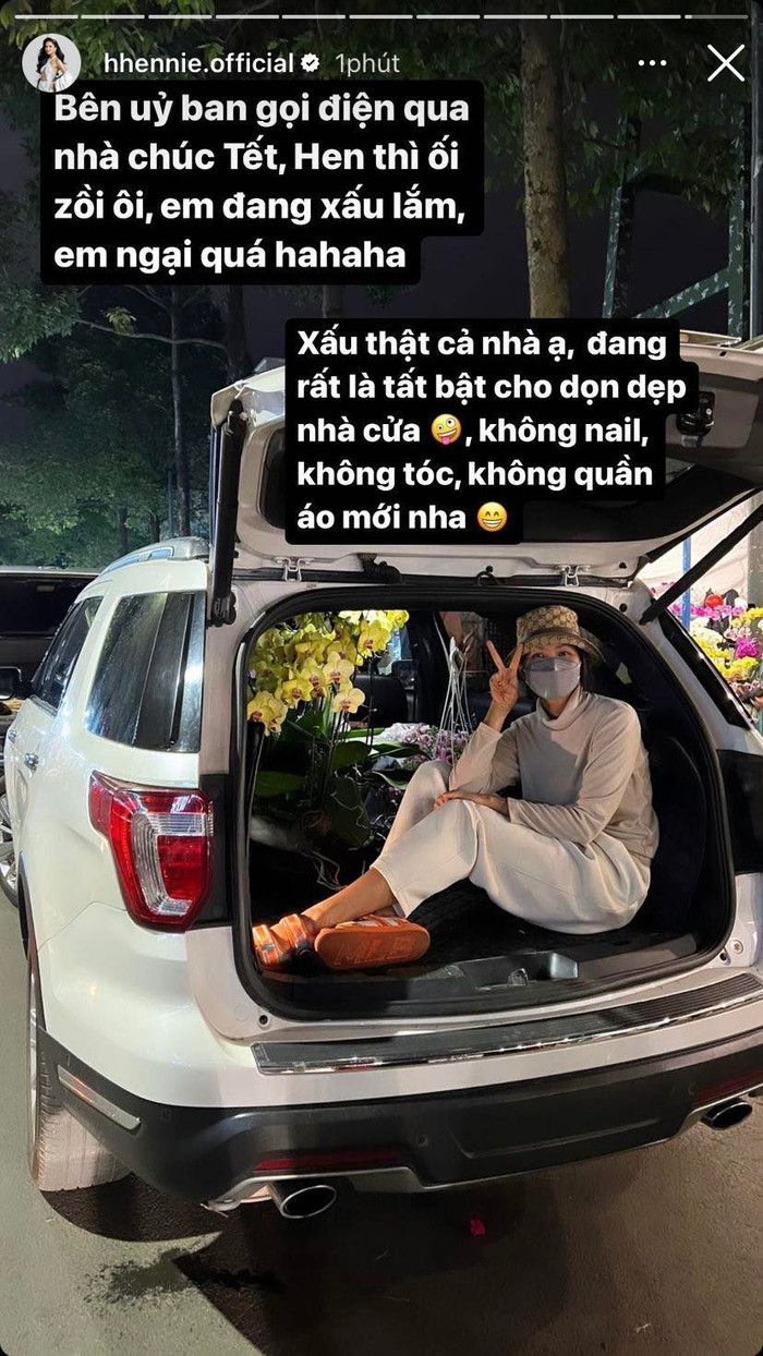 Cô nàng đang vô cùng tất bật dọn dẹp nhà cửa và hài hước tâm sự 'không làm móng, không làm tóc, không quần áo mới'