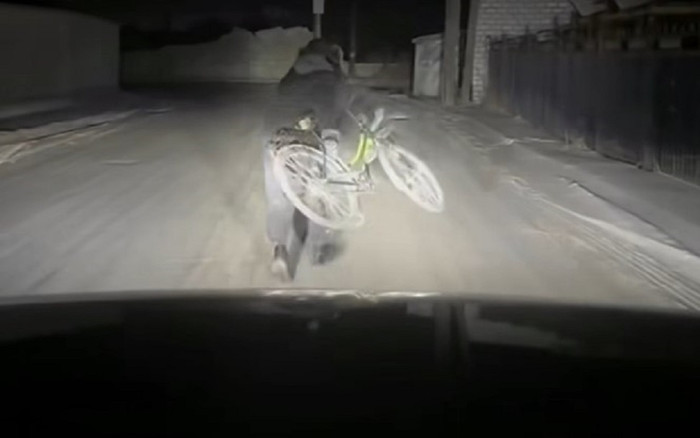 Đêm vắng gặp 'bóng trắng' lẽo đẽo theo sau, người đàn ông run chân đạp xe chạy trối chết Ảnh 2