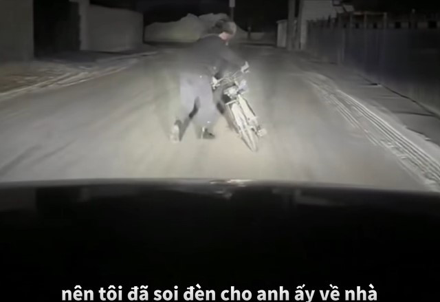 Người đàn ông lộ rõ vẻ lo sợ