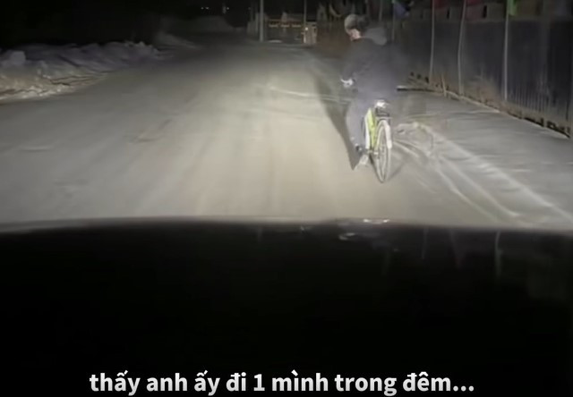Tài xế ô tô tốt bụng định rọi đèn cho người đàn ông đi xe đạp...