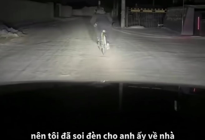 Người đàn ông ra sức bỏ chạy để tránh chiếc ô tô