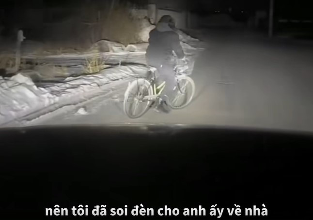 ... tuy nhiên điều này khiến người đàn ông sợ hãi và cố gắng đạp xe đi thật nhanh