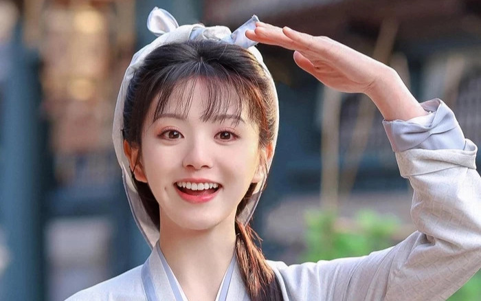 'Tiểu Triệu Lộ Tư' lộ gương mặt hốc hác, nhạt nhòa khi chưa trang điểm Ảnh 2