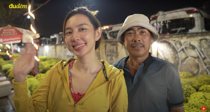 'Xả vai' bán khô mực, Hoa hậu Thùy Tiên hóa thân thành tiểu thương bán hoa trong ngày cận Tết Ảnh 2