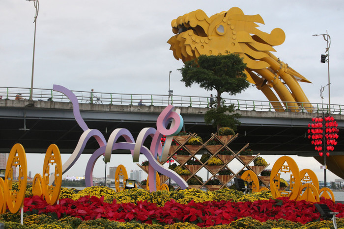 Linh vật bị tố đạo nhái được đặt dưới chân cầu Rồng