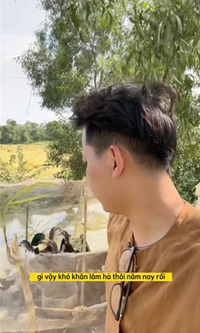 Về miền Tây, Trí lại gây hot với màn hỏi thăm bầy vịt về tình hình kinh tế, sức khỏe năm 2022. 