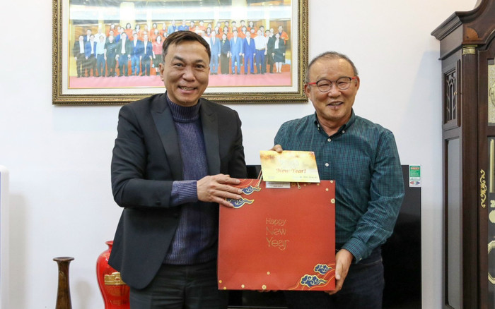 Chủ tịch VFF tặng quà Tết cho HLV Park Hang Seo và nói điều xúc động: 'LĐBĐ Việt Nam là nhà của ông' Ảnh 2