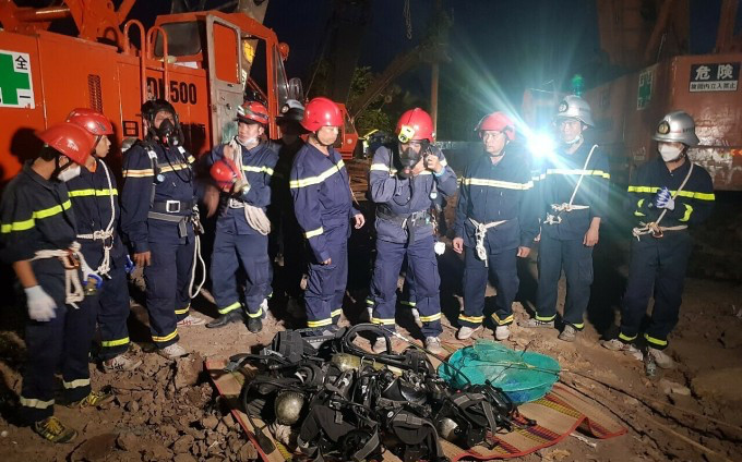 Vụ bé Hạo Nam rơi xuống trụ bê tông: Đoạn thứ 2 được đưa lên, dự kiến đưa thi thể bé lên trong tối nay Ảnh 2