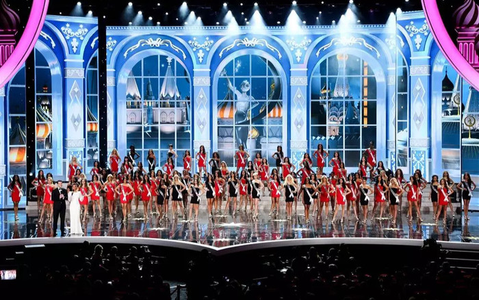 Phong độ 'trồi sụt' của sân khấu Miss Universe: Từ hoành tráng, lộng lẫy đến... 'chán đời' Ảnh 2