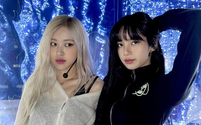 Hết đeo vòng đôi lại checkin ở phòng thay đồ của nhau, Lisa và Rosé được fan tích cực khuyên 'hẹn hò' Ảnh 2