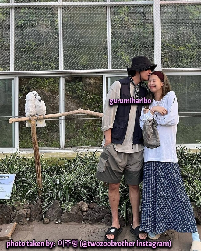 Bạn trai gần đây nhất của Jennie được cho là V (BTS) nhưng cả hai liên tục phủ nhận và khẳng định chỉ là bạn. 