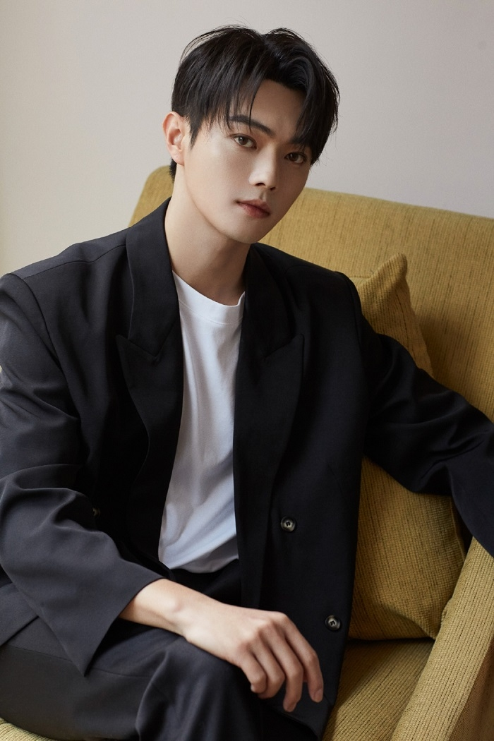 Hứa Khải có ngoại hình sáng nhưng cần cải thiện diễn xuất nếu muốn đi xa hơn. 