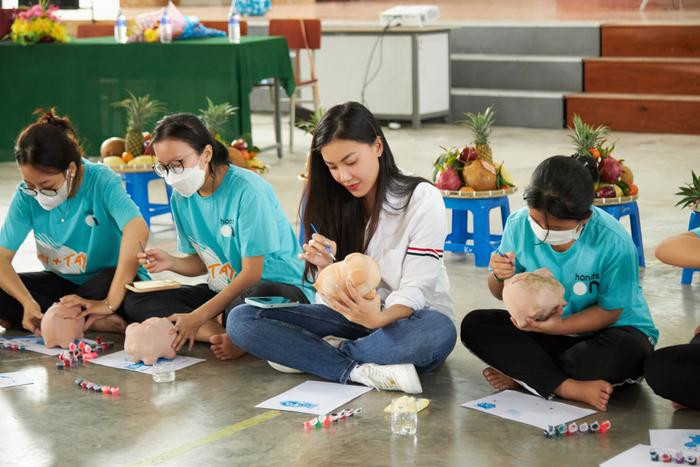 Á hậu Kim Duyên có hành động ý nghĩa dành cho trẻ em nhân dịp Tết Quý Mão Ảnh 3