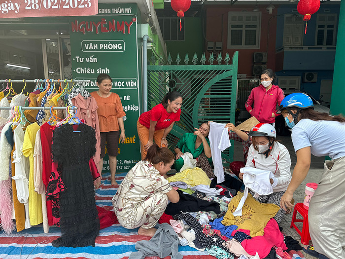 Nữ MC livestream bán hàng để giúp đỡ các hoàn cảnh khó khăn.