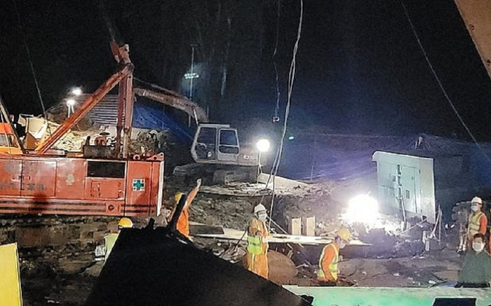 Thi thể bé trai Hạo Nam được đưa lên nguyên vẹn dù nằm hơn 20 ngày trong trụ bê tông Ảnh 2