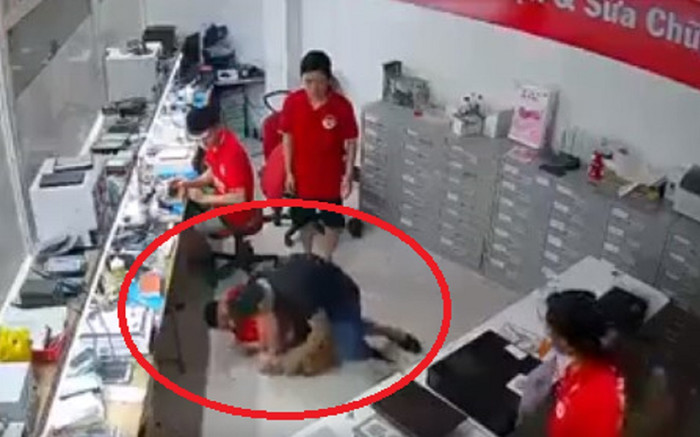Xôn xao clip thông tin 'tố' chủ cửa hàng điện thoại ở Hà Nội hành hung nhân viên, ăn chặn tiền lương Ảnh 2