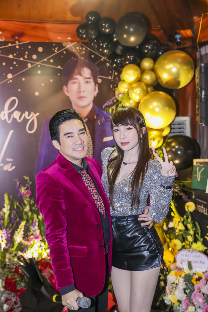 Nữ diễn viên không ngần ngại thể hiện sự quý mến, thân thiết với Quang Hà trước đông đảo khách mời