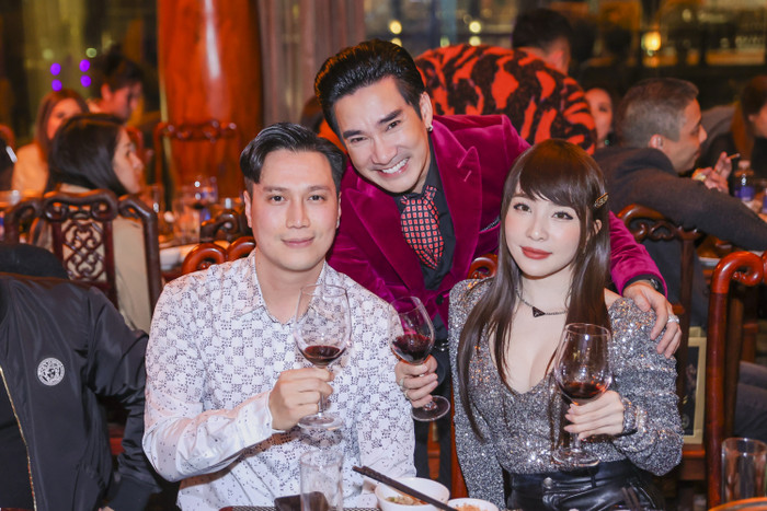 Việt Anh, Quỳnh Nga cùng nhau nâng ly chúc mừng đàn anh bước sang tuổi mới