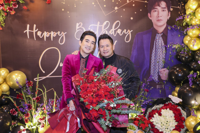 Bằng Kiều còn chủ động hát tặng đàn anh trong bữa tiệc sinh nhật