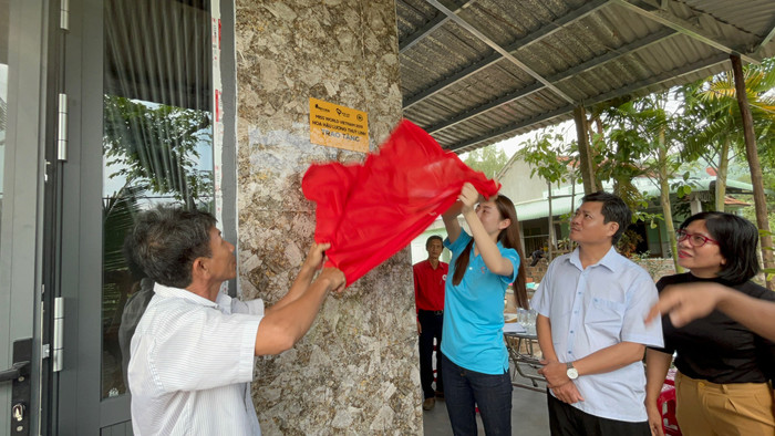 Lương Thùy Linh mặt mộc giản dị trao nhà tình thương cho bà con có hoàn cảnh khó khăn Ảnh 2