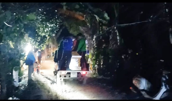 Thi thể Hạo Nam được đưa khỏi hiện trường đau thương, bàn giao cho gia đình