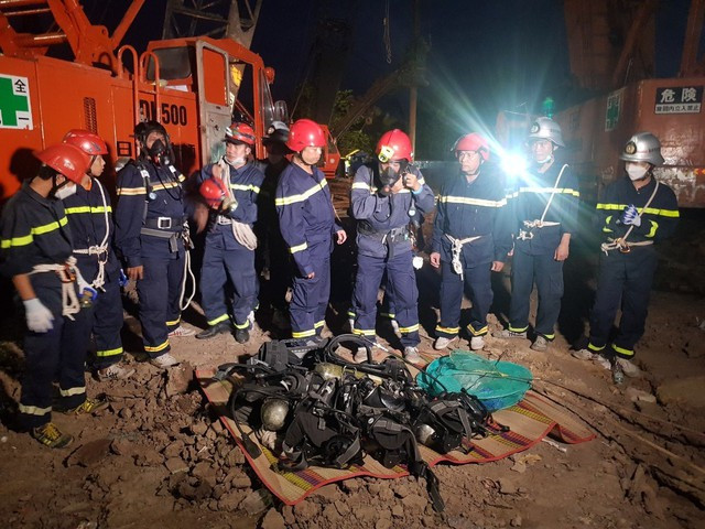 Lực lượng chức năng, đội cứu hộ đã vô cùng vất vả những ngày qua để kịp thời đưa thi thể Hạo Nam lên mặt đất, bàn giao cho gia đình trước Tết Nguyên đán. 