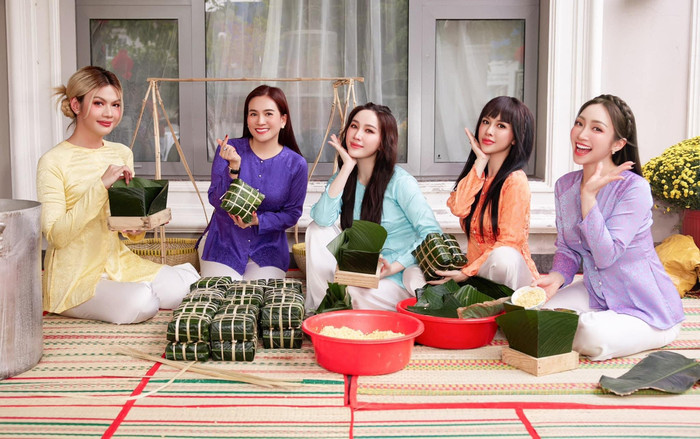 Bảo Thy cùng hội 'chị em bạn dì' diện bà ba, háo hức gói bánh chưng từ 5h sáng Ảnh 2