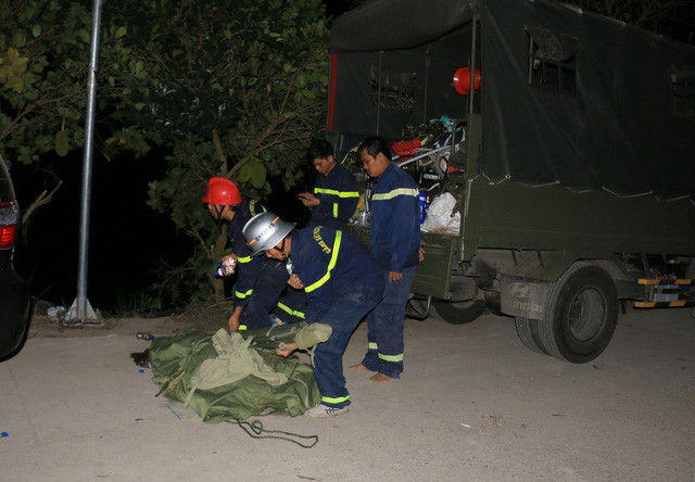 Lực lượng cứu hộ Công an tỉnh Đồng Tháp hoàn thành nhiệm vụ tham gia cứu hộ tại công trình cầu Rọc Sen. Ảnh: TTXVN