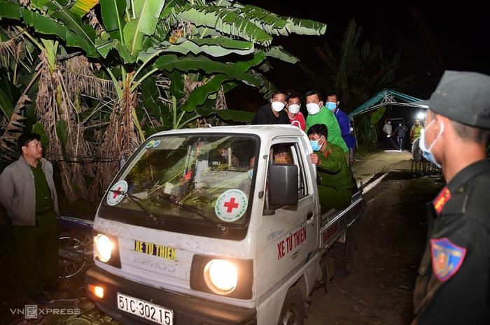 Thi thể Hạo Nam được đưa rời khỏi hiện trường để bàn giao cho gia đình. Ảnh: VNE