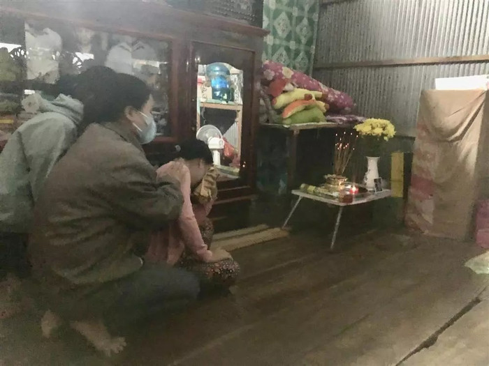 Chiếc bàn học của Hạo Nam hằng ngày nay lại chính là chiếc bàn thờ hương khói của em. Ảnh: Báo Thanh Niên