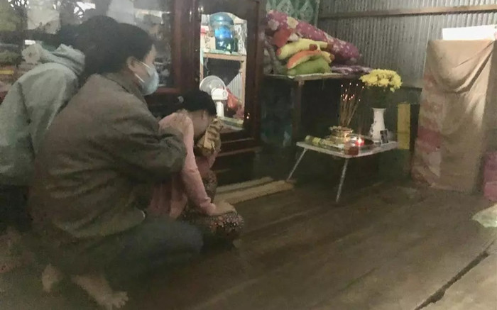 Chiếc bàn học hằng ngày của Hạo Nam nay chính là bàn thờ tạm, dùng để hương khói cho em Ảnh 2