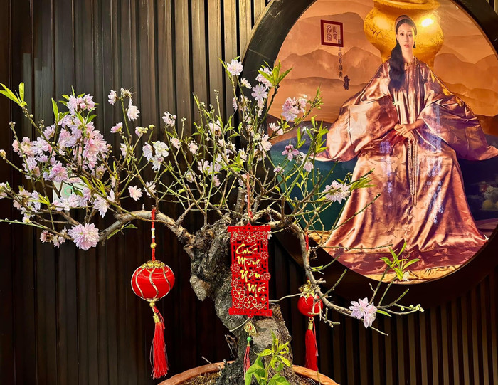 Phương Oanh còn treo chân dung của bản thân ở trong nhà