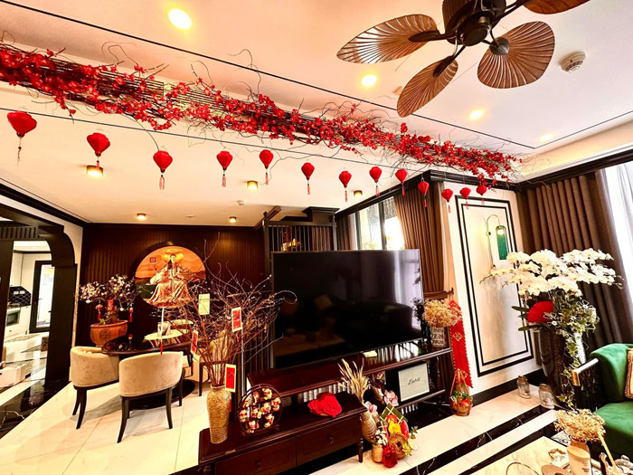 Dễ dàng nhận thấy toàn bộ căn nhà của nữ diễn viên đều được trang trí bởi tông màu chủ đạo là màu đỏ