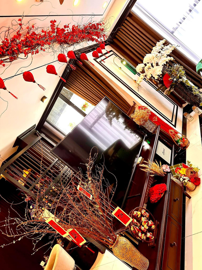 Một bộ phận khán giả không khỏi trầm trồ trước cơ ngơi bề thế của cô nàng