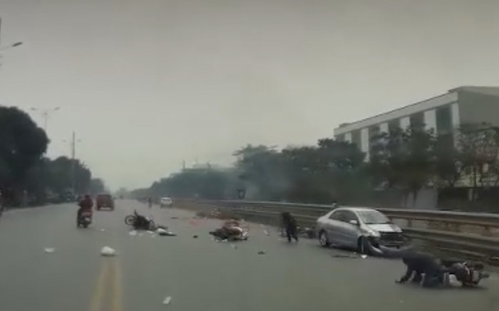 Chiều 29 Tết, ô tô lao ngược làn đường hất văng nhiều xe máy ở Hà Nội Ảnh 2