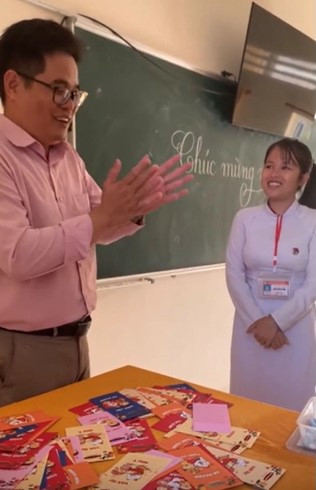 Trước khi nhận bao lì xì từ thầy, các học trò sẽ gửi đến thầy lời chúc cho năm mới