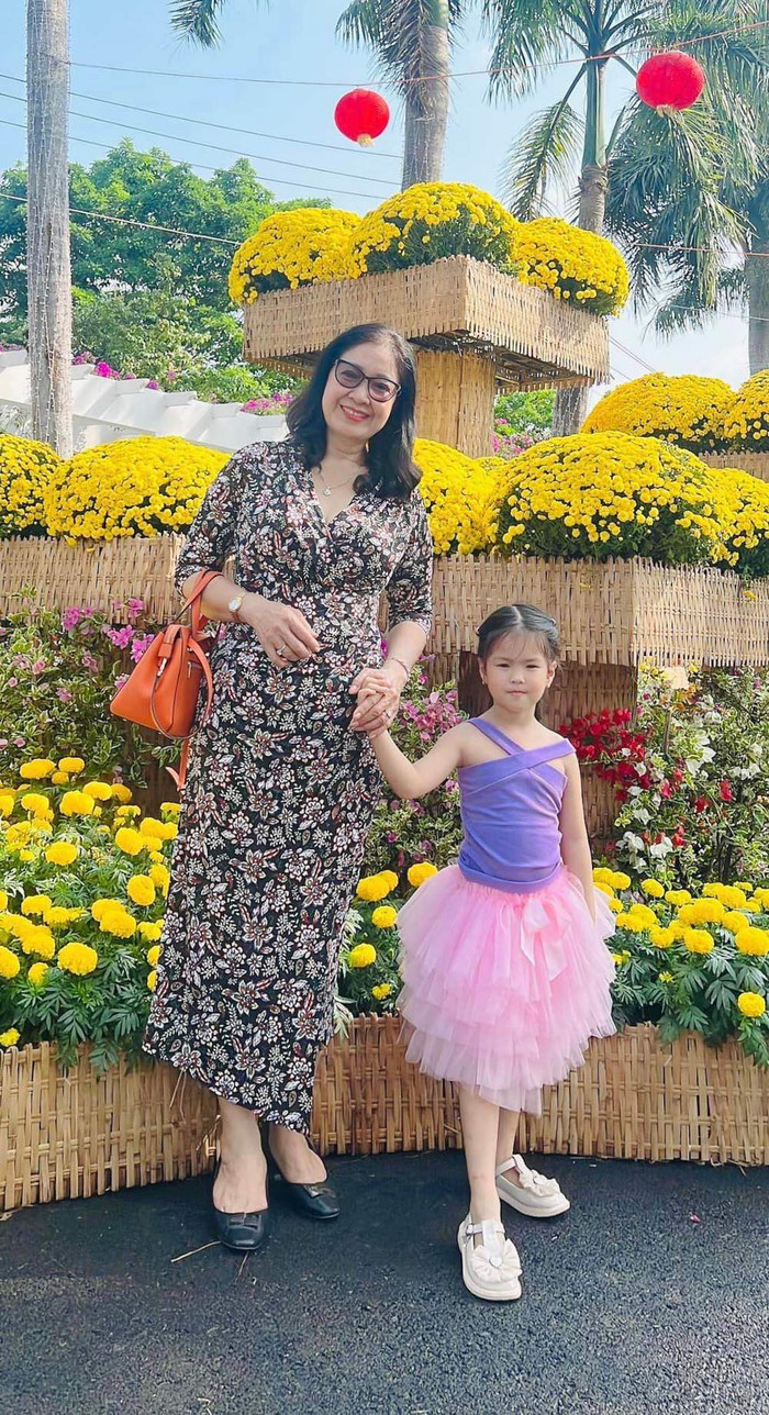 Nhan sắc xinh đẹp và vẻ ngoài phúc hậu của mẹ diễn viên Lê Phương.