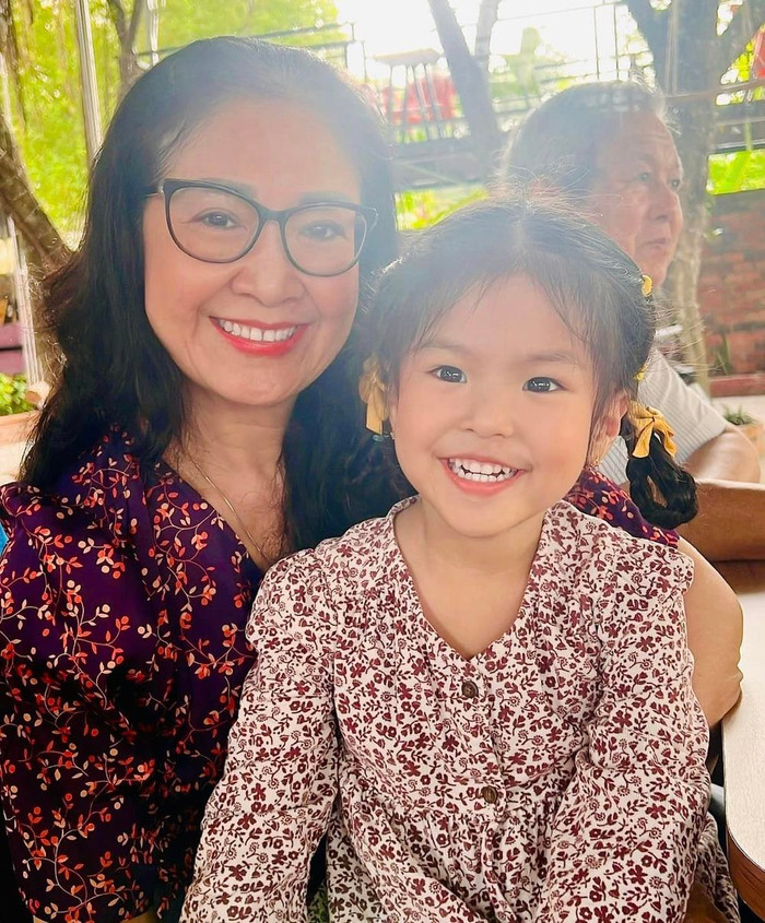 Con gái Lê Phương bên bà ngoại. Cô bé sở hữu nhiều đường nét xinh xắn, dễ thương.