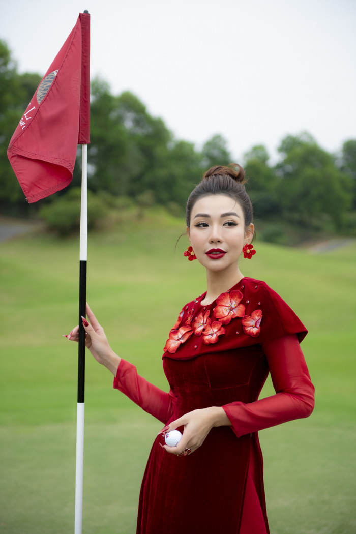 MC Golf số 1 Việt Nam mặc áo dài xanh tươi, rạng rỡ đón năm mới trên sân golf Ảnh 6