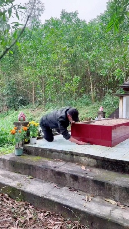 Người đàn ông Tết năm nào cũng đến thăm mối tình đầu: Anh thì già đi còn em mãi mãi tuổi 21 xinh đẹp Ảnh 2