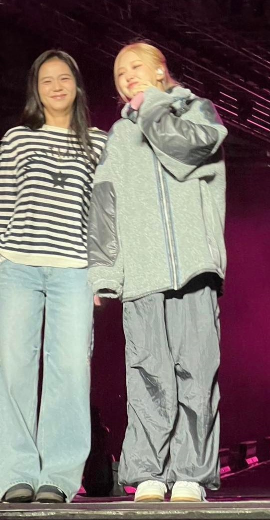 Jisoo khiến dân tình 'hốt hoảng' với mặt mộc tái xanh, nọng mấy ngấn: Nhan sắc tiên tử nay còn đâu? Ảnh 2