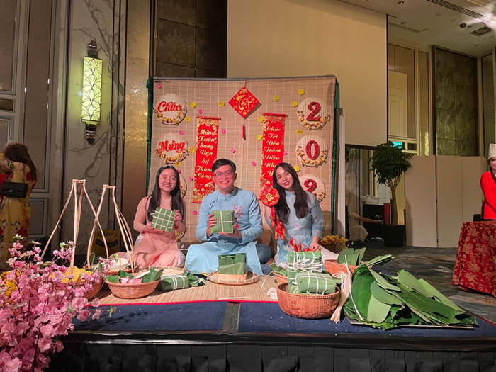 Nguyên cùng các bạn thực hiện gói bánh chưng tái hiện không khí Tết quê nhà tại Singapore
