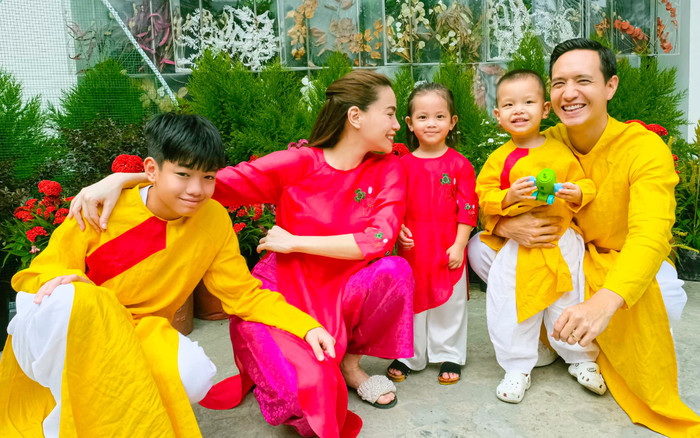 Sao Việt ngày đầu năm mới: Hồ Ngọc Hà diện áo dài rực rỡ, vợ chồng Thu Trang - Tiến Luật 'phát cẩu lương' Ảnh 2