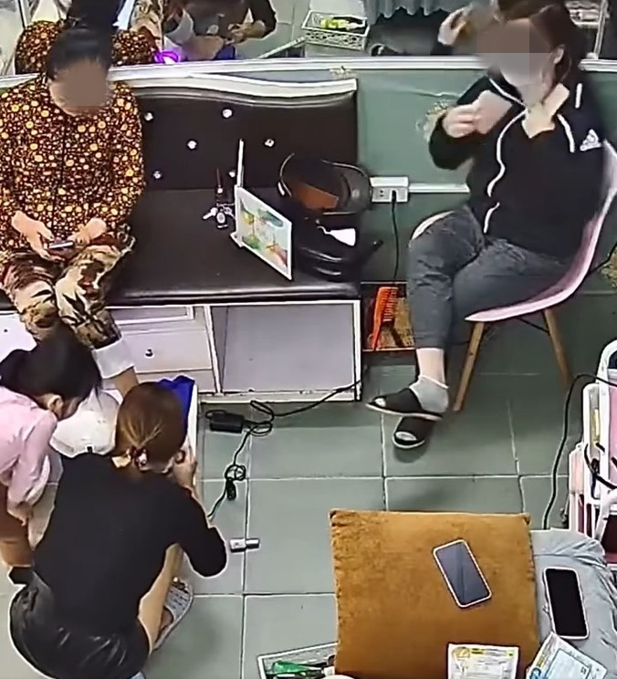 Đi làm đẹp nhưng 'bàn tay hư hỏng' của người phụ nữ lại táy máy vào 'vùng cấm' khiến dân mạng ngán ngẩm Ảnh 4
