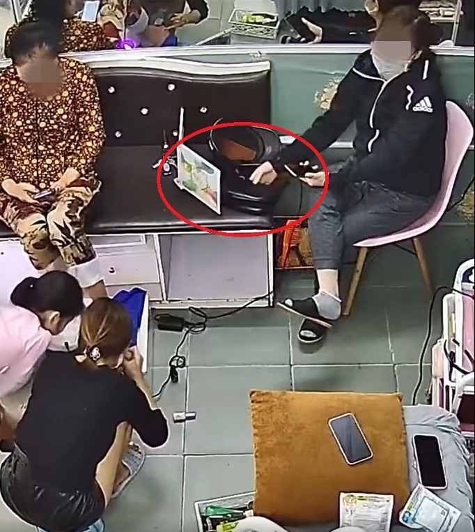 Đi làm đẹp nhưng 'bàn tay hư hỏng' của người phụ nữ lại táy máy vào 'vùng cấm' khiến dân mạng ngán ngẩm Ảnh 2