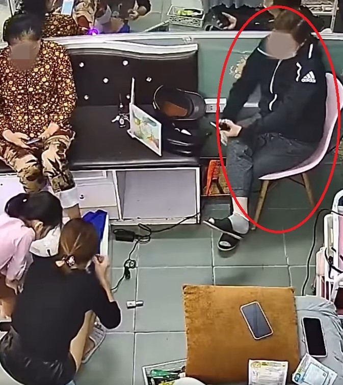 Đi làm đẹp nhưng 'bàn tay hư hỏng' của người phụ nữ lại táy máy vào 'vùng cấm' khiến dân mạng ngán ngẩm Ảnh 1