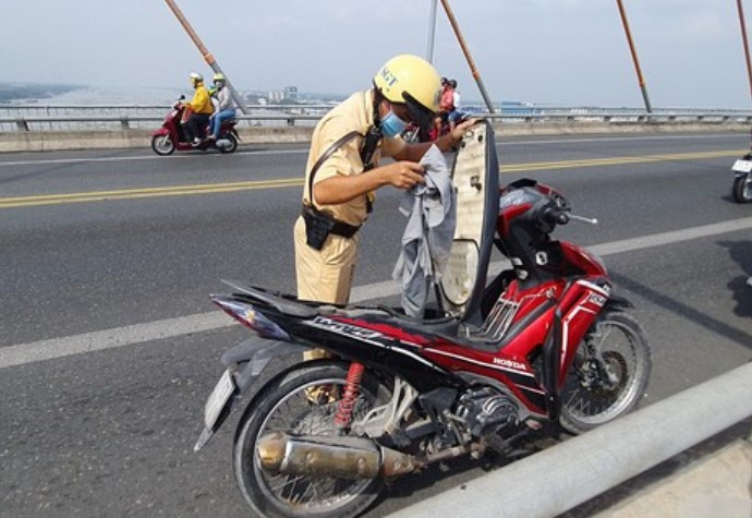 Để lại xe máy trên cầu, thanh niên làm điều bất ngờ trước mặt nhiều người dân ngay sáng mùng 1 Tết Ảnh 1